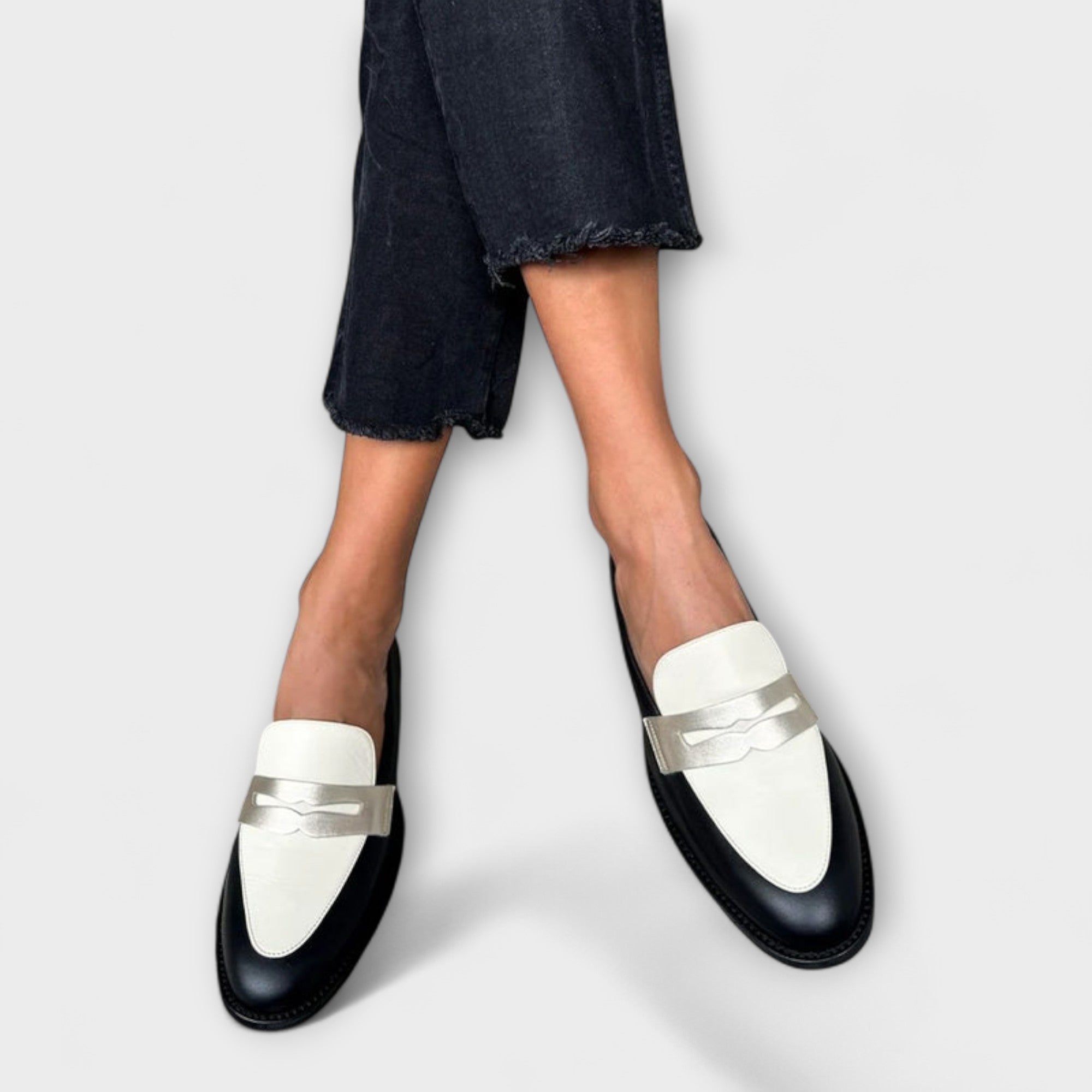 Félanora - Black Moccasins with Shiny Metallic Effect